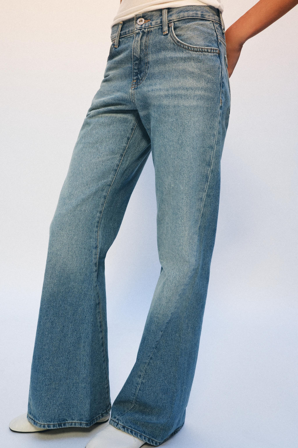 JEANS ZW COLLECTION RELAXED FLARE TIRO BAJO / Azul medio - Zara фото 2