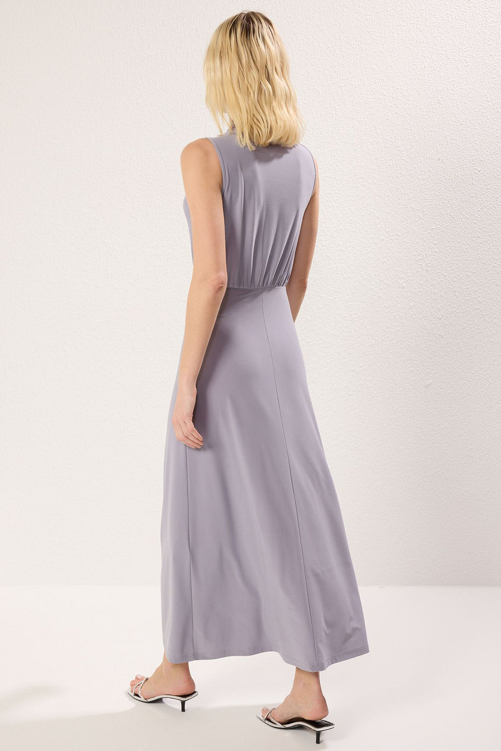 TRENDYOLMILLA Mavi Soyut Bask?l? Dik Yaka Drapeli Belden Ac?lan Esnek Maxi Orme Elbise TWOSS25EL00381