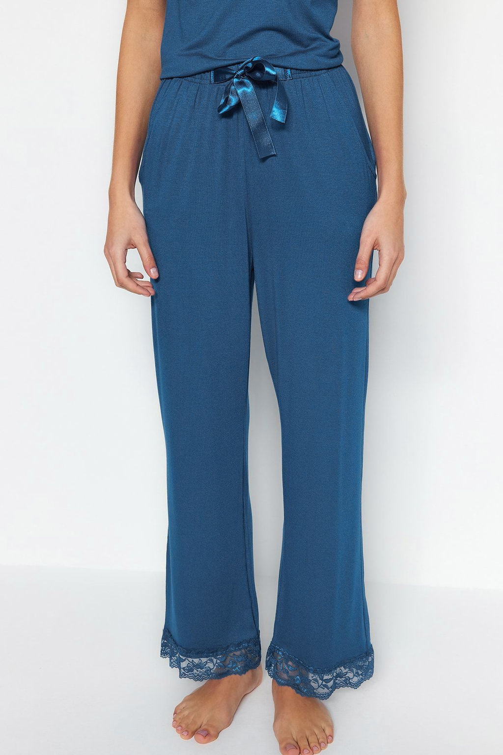 Trendyolmilla Siyah Dantelli ve Kurdele/Fiyonk Detayl? Ip Ask?l? Viskon Orme Pijama Tak?m? THMSS20PT0134  фото 3
