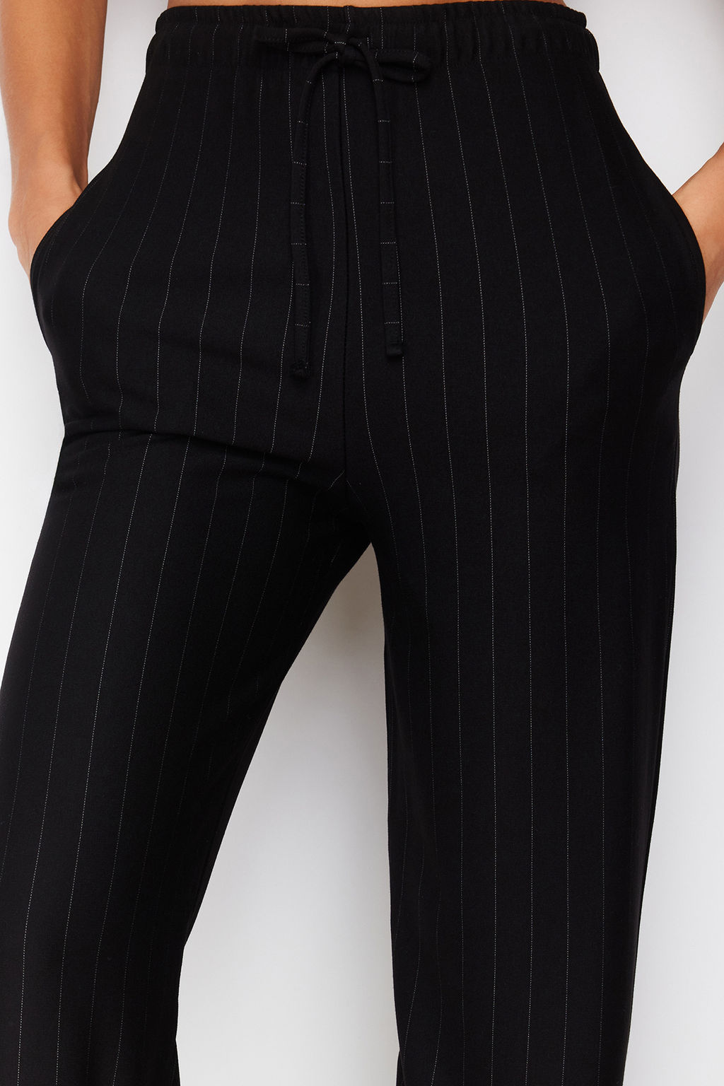Siyah Kal?n Cizgili Straight/Duz Kesim Esnek Pantolon TWOSS24PL00072