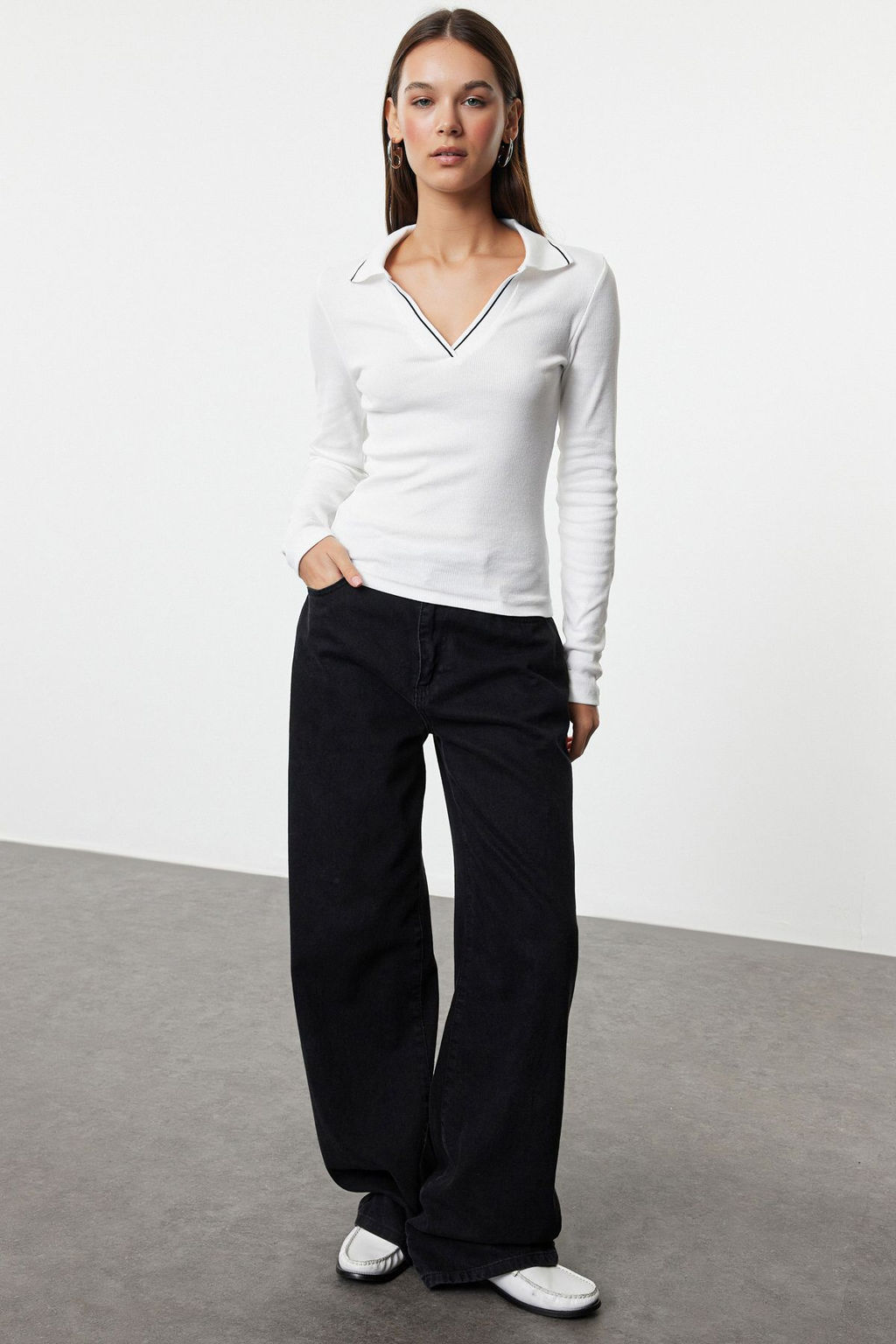 Trendyolmilla Siyah Triko Yaka Detayl? Fitted/Vucuda Oturan Fitilli Esnek Orme Bluz TWOAW25BZ00121