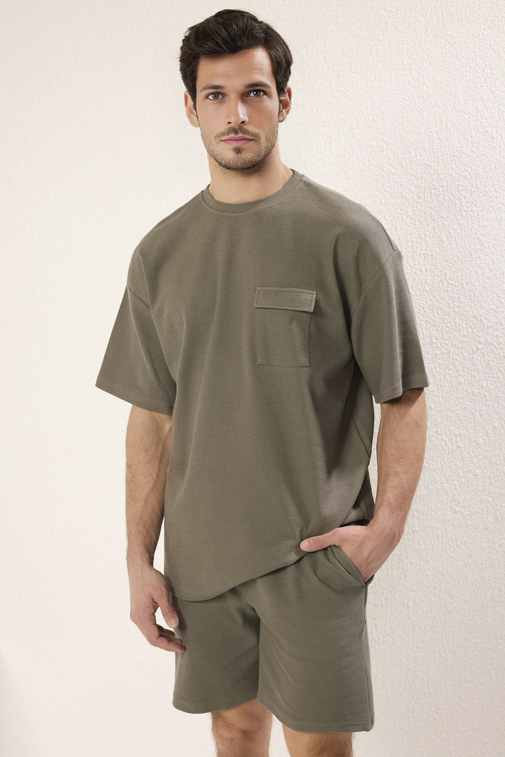 Haki Oversize/Genis Kesim Dokulu Cep Detayl? K?sa Kol T-shirt TMNSS25TS00061