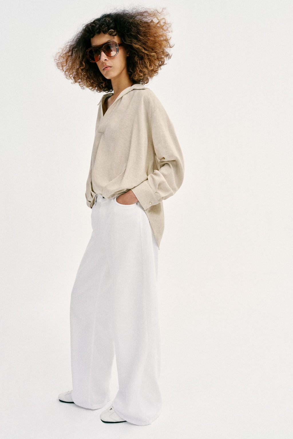 CAMISA CON LINO BAJO ABULLONADO / Beige claro - Zara фото 4