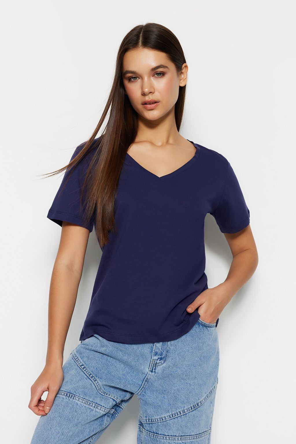 TRENDYOLMILLA Siyah-Beyaz %100 Pamuk 2li Paket Basic V Yaka Orme T-Shirt TWOSS23TS00002 фото 48