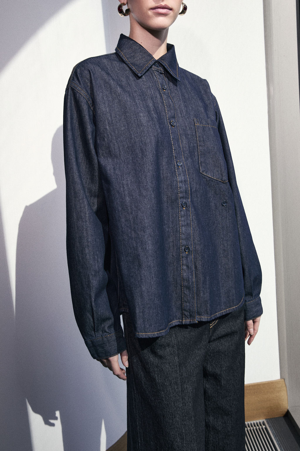 Koyu Mavi Dugme Detayl? Denim Gomlek TWOSS26GO00007 - Trendyolmilla фото 7