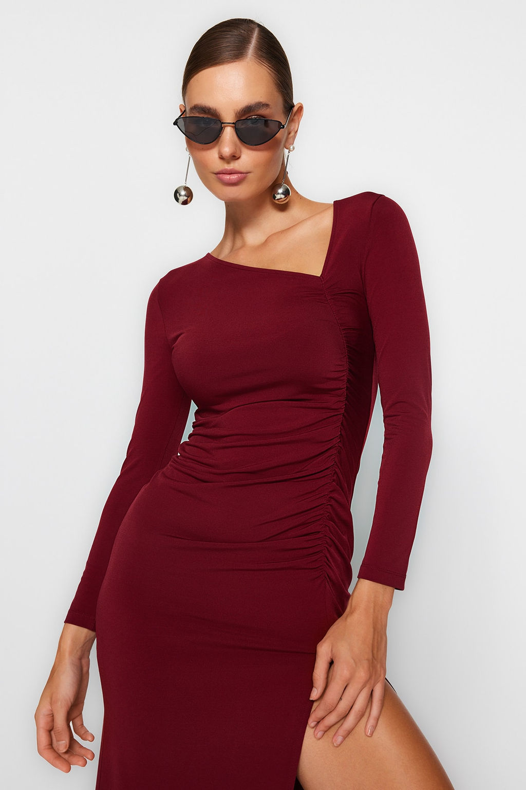 TRENDYOLMILLA Bordo Y?rtmacl? Vucuda Oturan Asimetrik Yaka Uzun Kollu Midi Orme Kalem Elbise TWOAW24EL00118  фото 2