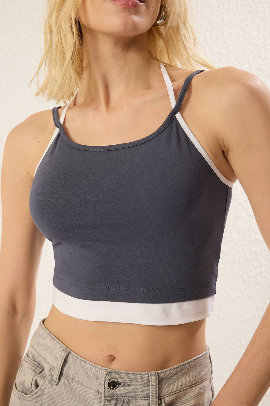 TRENDYOLMILLA Gri Fitted/Vucuda Oturan Renk bloklu Crop Ask?l? Esnek Orme Atlet TWOSS25AL00000  фото 3
