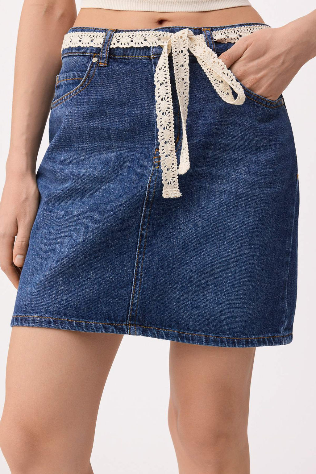Teen Mavi Orta Bel Dantel Kemerli Mini Denim Etek TWOSS26ET00098 - Trendyolmilla фото 3