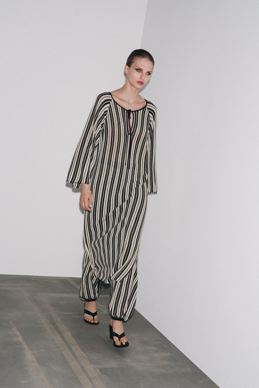 STRIPED CUFFED HEM LINEN BLEND TROUSERS - Zara фото 13