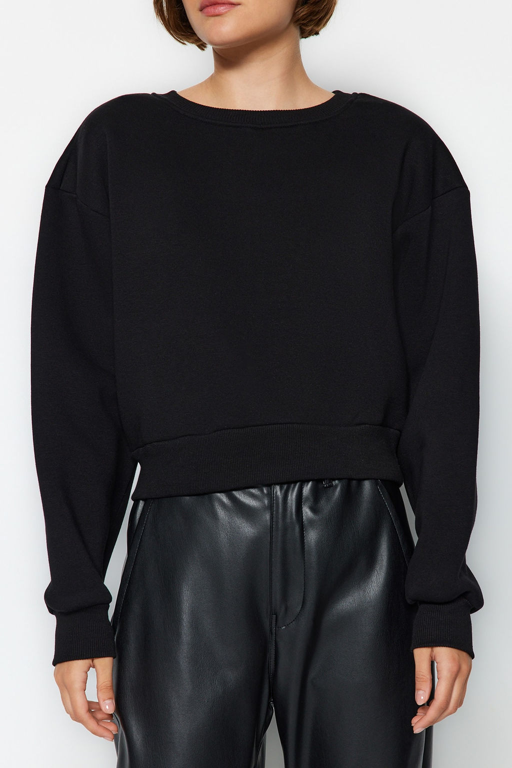 TRENDYOLMILLA Siyah Rahat Kesim Crop Basic Bisiklet Yaka Kal?n Ici polarl? Orme Sweatshirt TWOAW24SW00147  фото 3