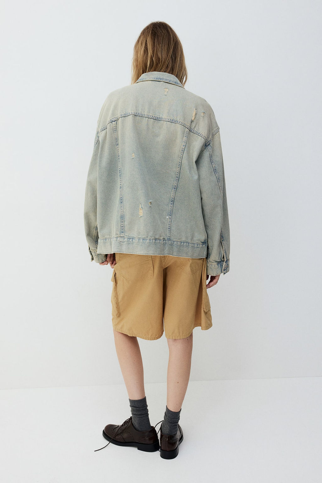 Cazadora denim oversize con efecto desgastado - H&m фото 5