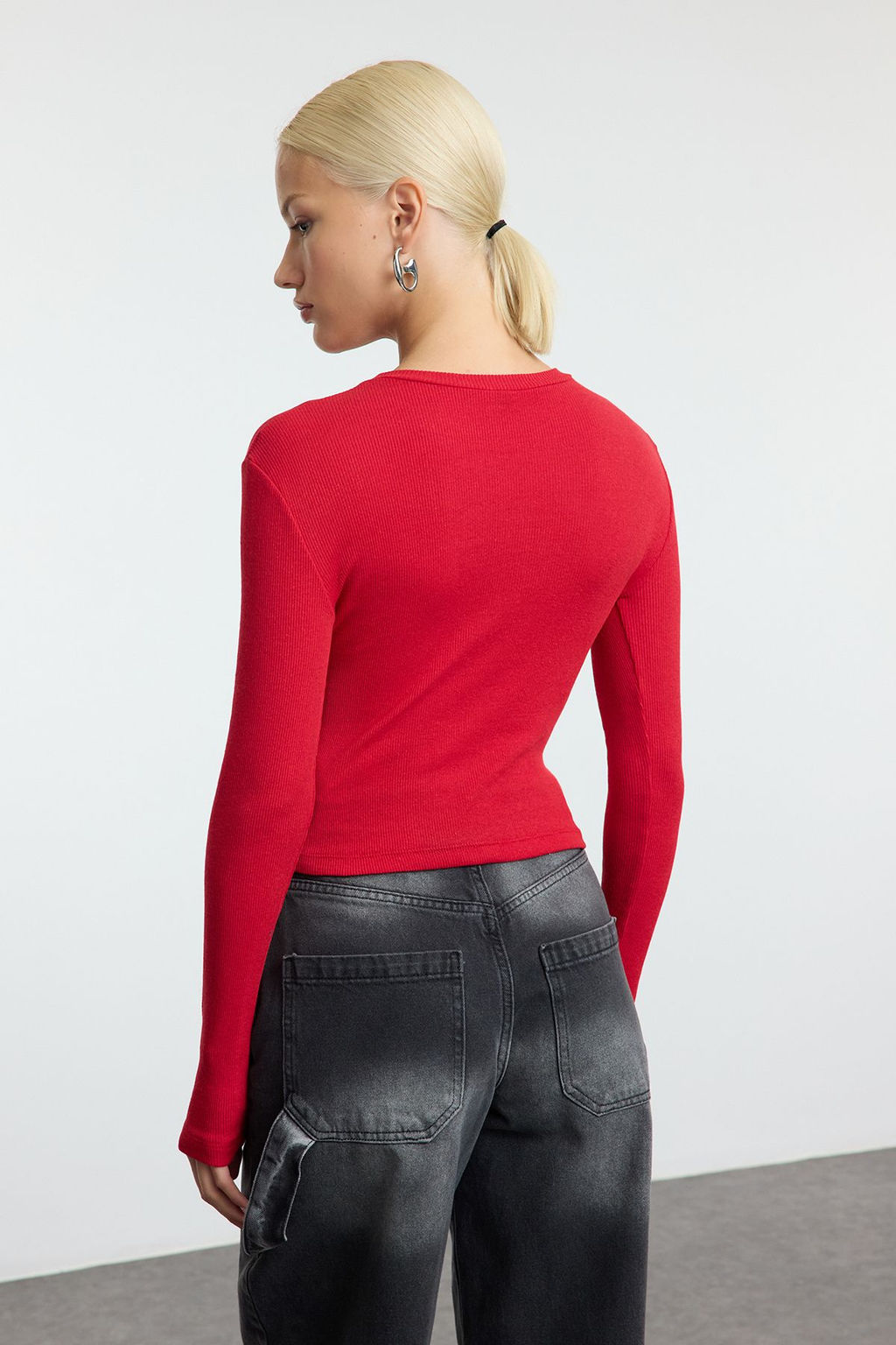 Trendyolmilla Siyah-Haki 2li Paket Fitted/Vucuda Oturan Bisiklet Yaka Crop Fitilli Esnek Orme Bluz TWOAW22BZ0331  фото 13