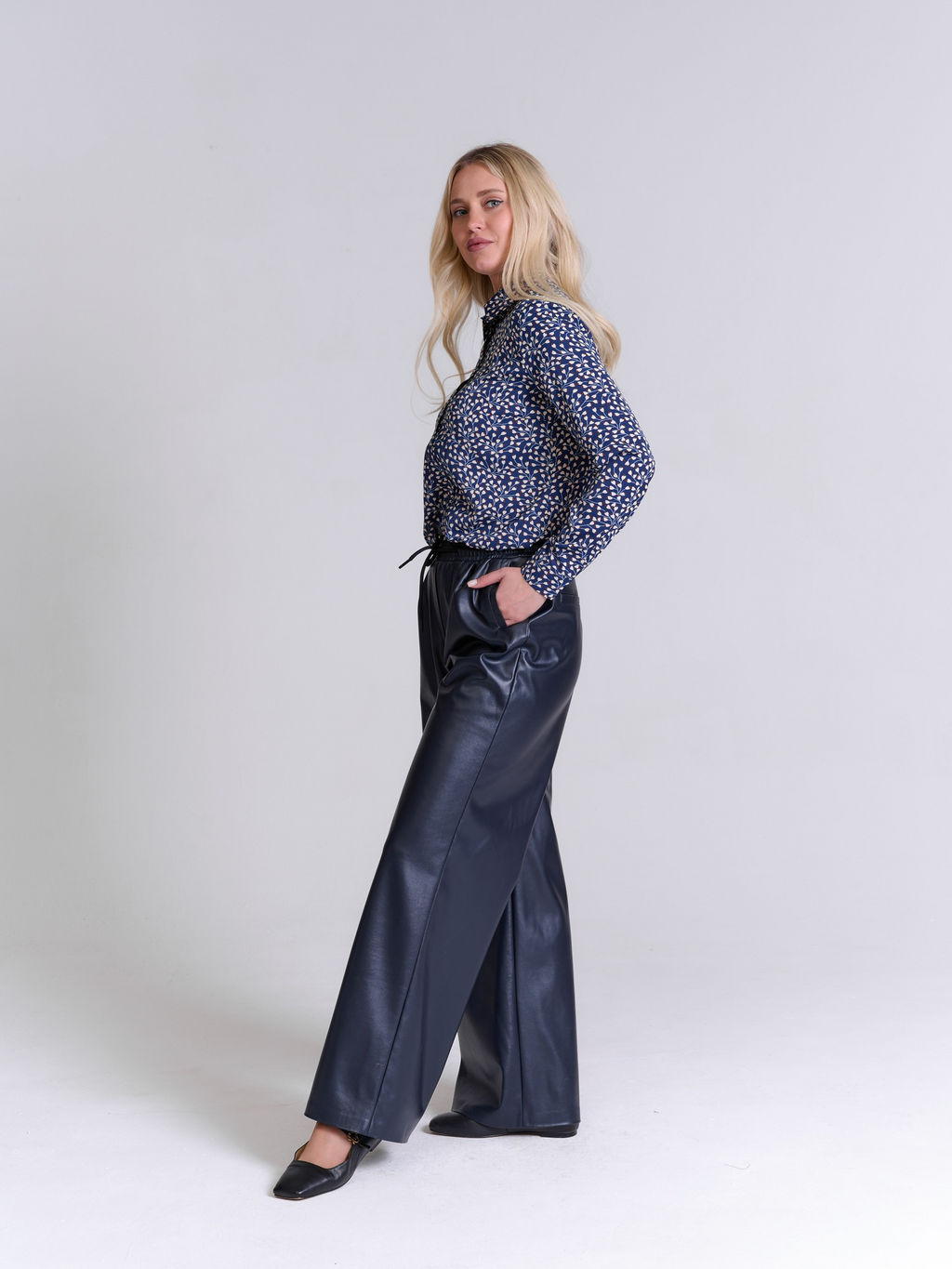 Широкие брюки из экокожи