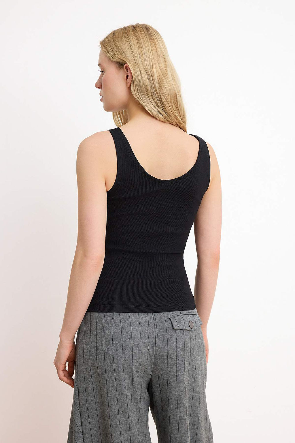 Siyah Fitted/Vucuda Oturan V Yaka Kal?n Ask?l? Kolsuz Fitilli Esnek Orme Atlet TWOSS26AL00021