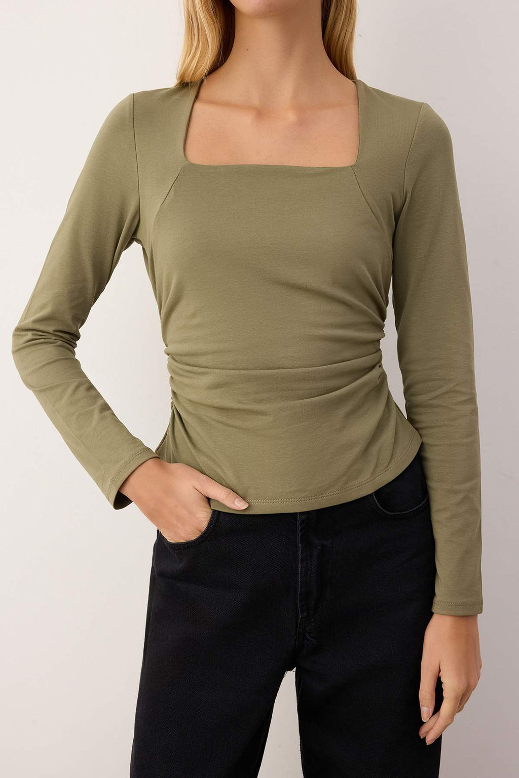 Trendyolmilla Ekru Kare Yaka Buzgu/Drape Detayl? Slim/Vucuda Oturan Orme Bluz TWOAW25BZ00194