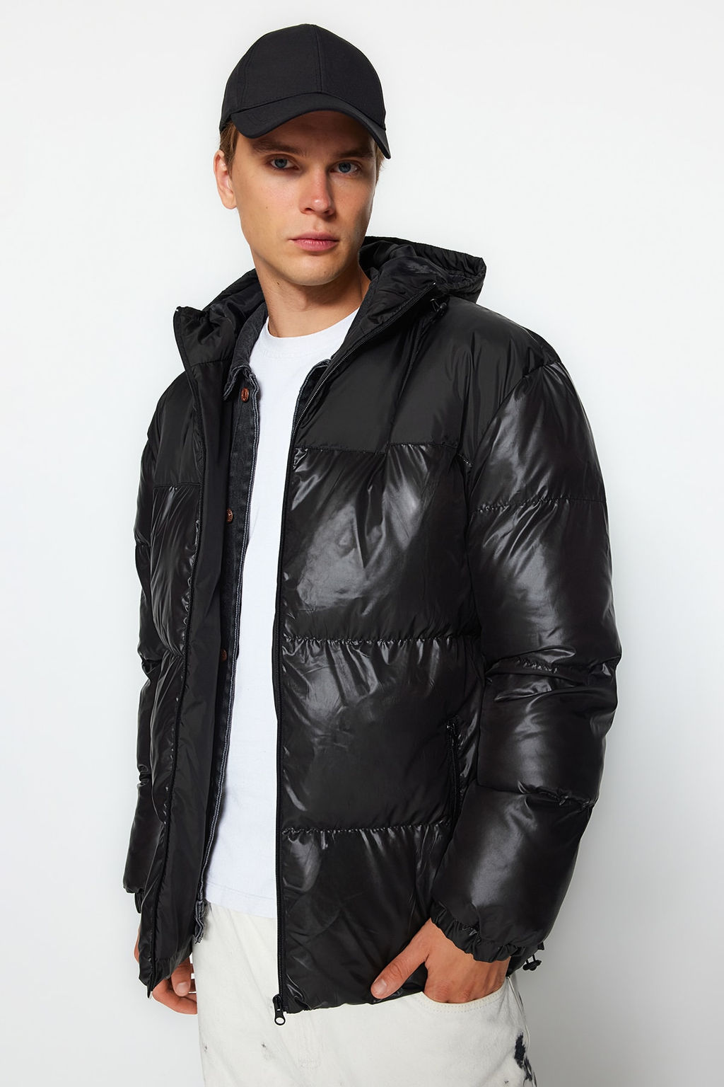 TRENDYOL MAN Siyah Regular Fit Kapusonlu Bloklu Su ve Ruzgara Dayan?kl? Sisme K?sl?k Mont TMNAW24MO00025