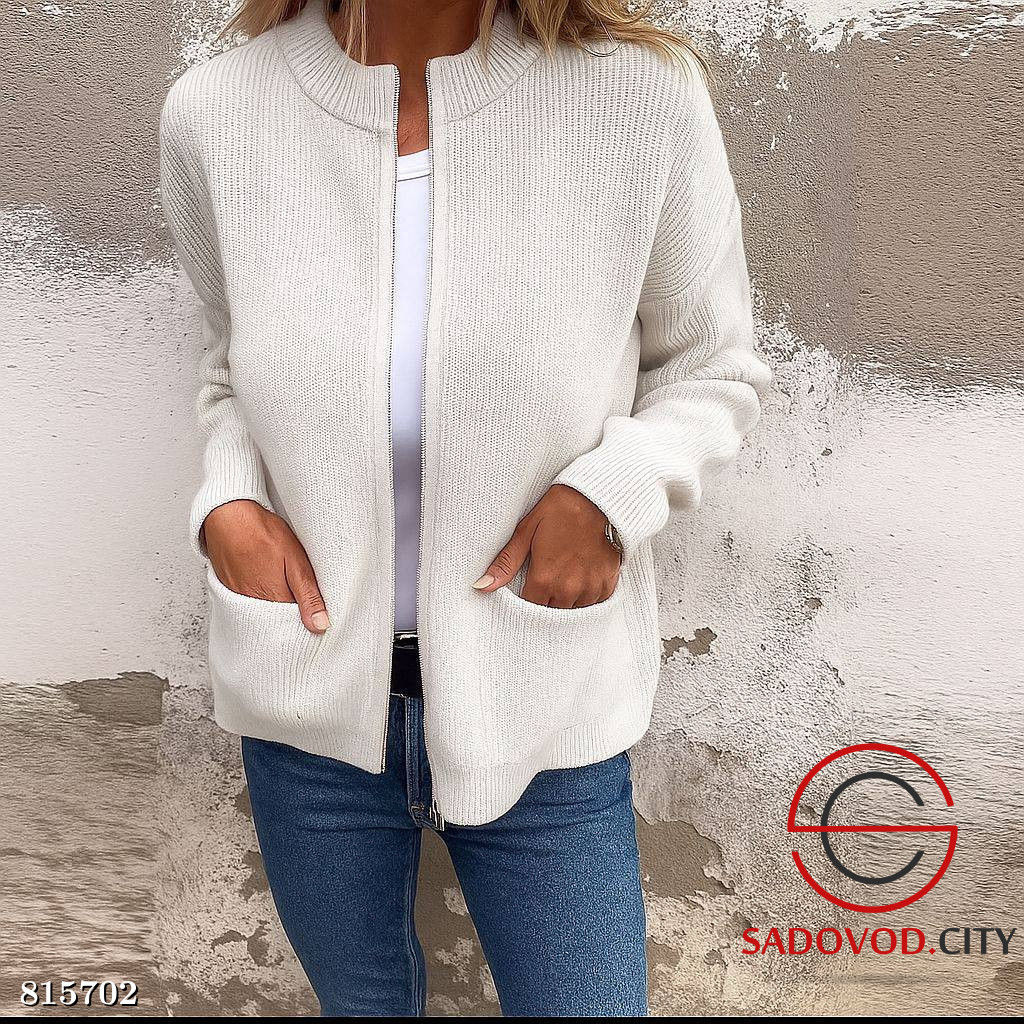 Теплый вязаный кардиган на замке