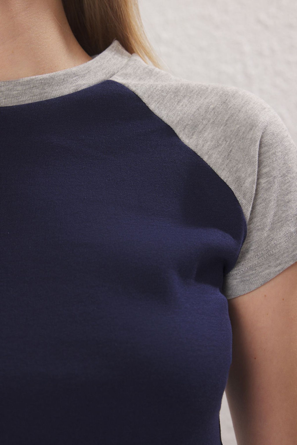 Lacivert Renk Bloklu Fitted/Vucuda Oturan Crop Pamuklu Esnek Orme T-Shirt TWOSS25TS00112