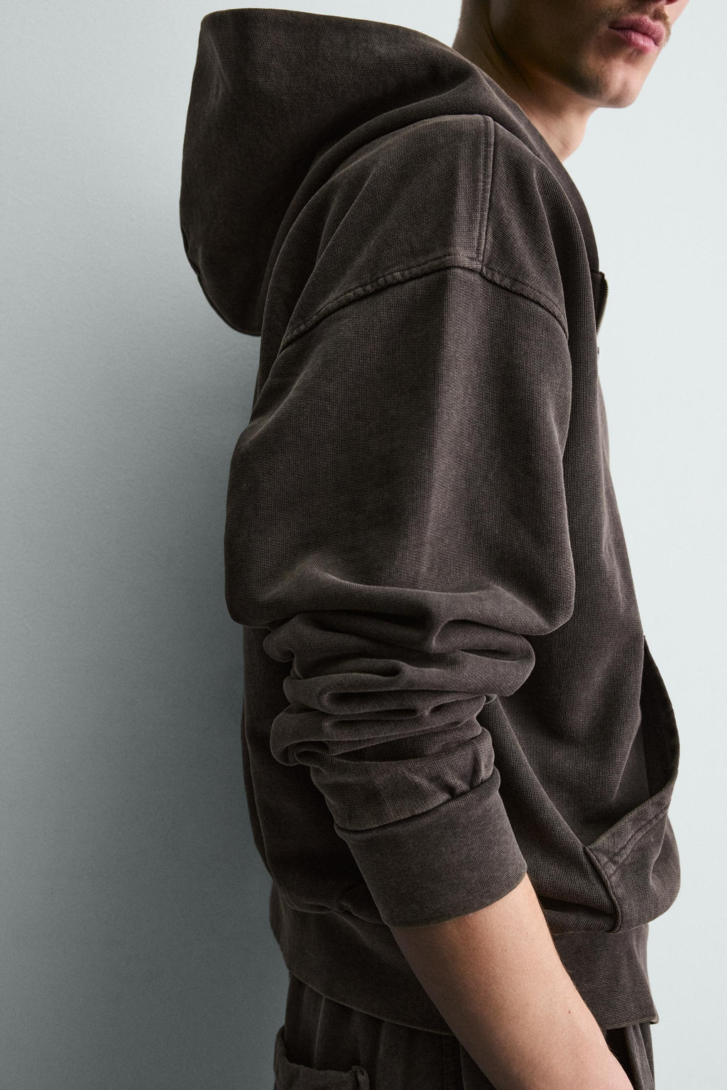 SUDADERA LAVADA CREMALLERA CAPUCHA / Marr?n oscuro - Zara фото 5