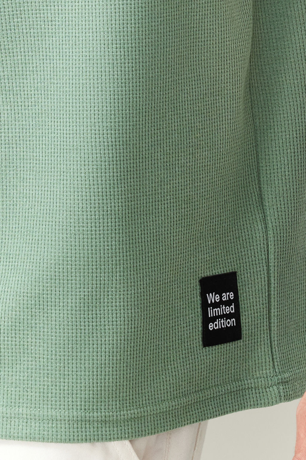 TRENDYOL MAN Siyah Oversize/Genis Kesim K?sa Kol Cepli Etiket Detayl? T-Shirt TMNSS23TS00077 - Trendyolmilla фото 5