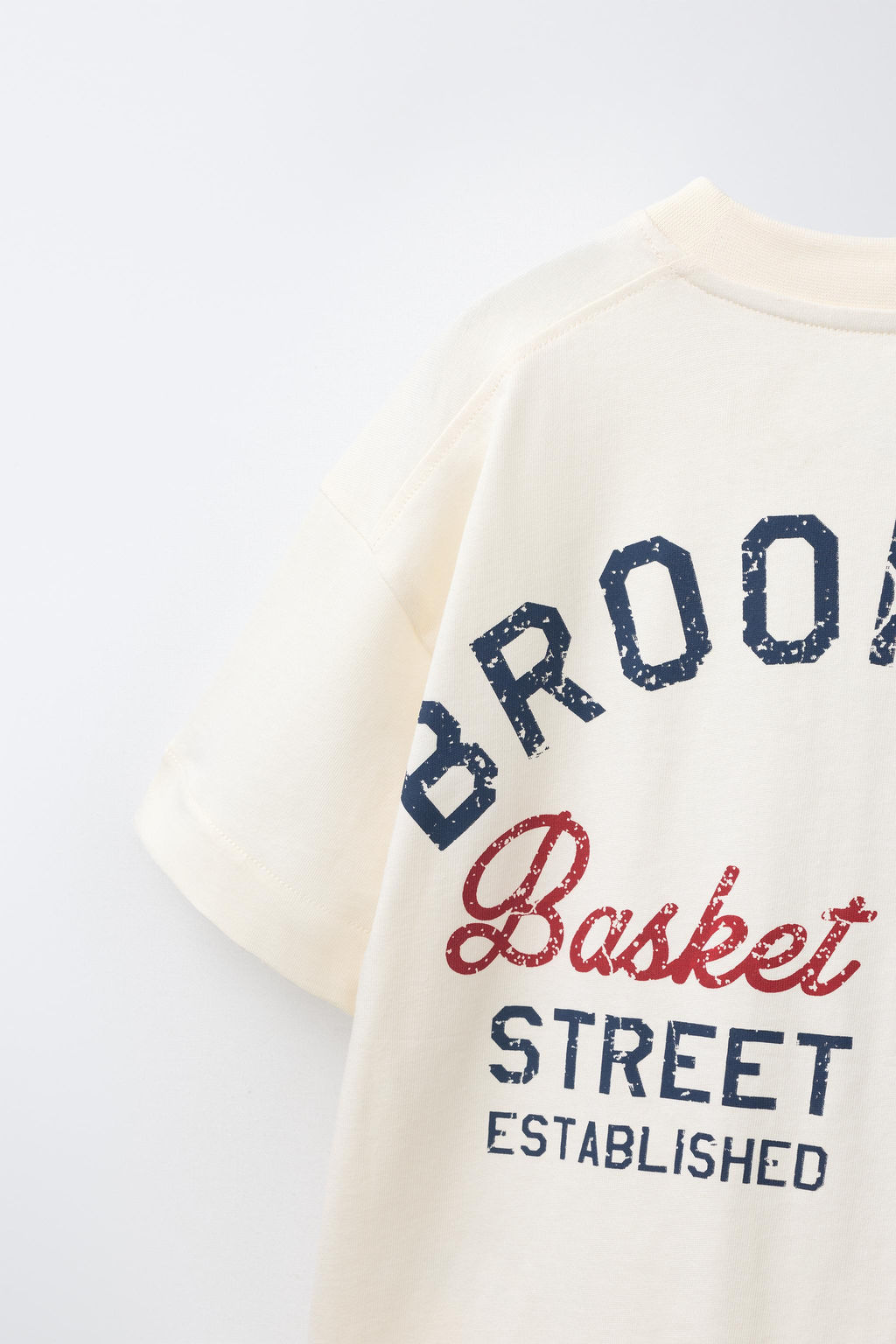 CAMISETA JOGGING ESTAMPADO BROOKLYN / Crudo