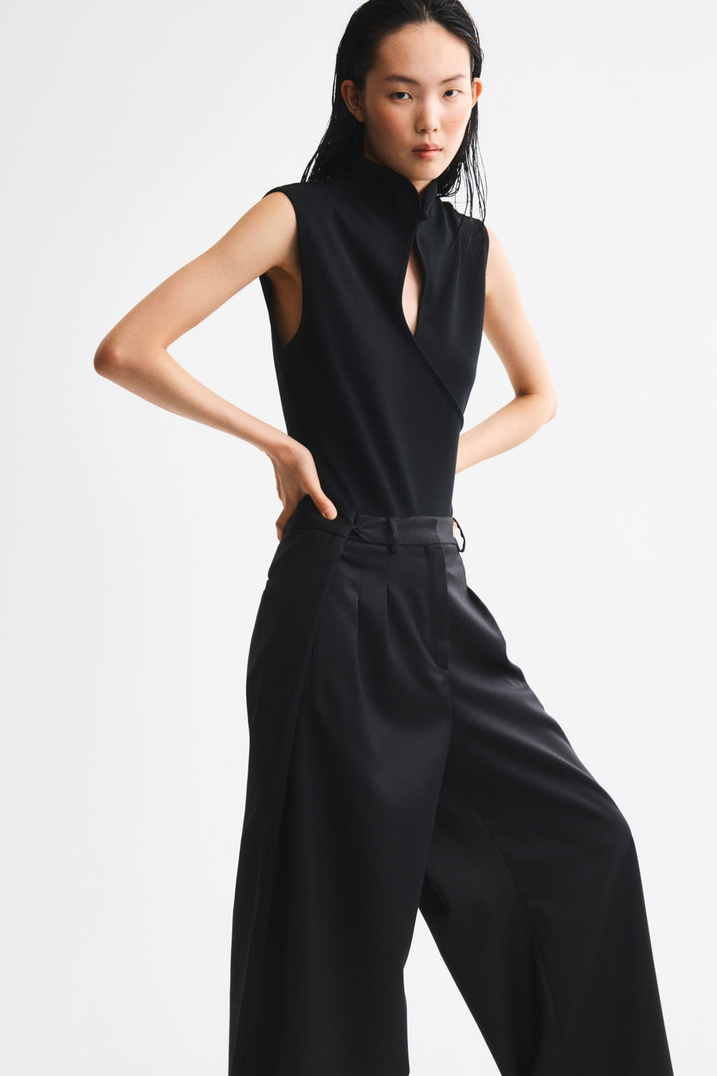 Top cut-out con cuello elevado - H&m фото 3