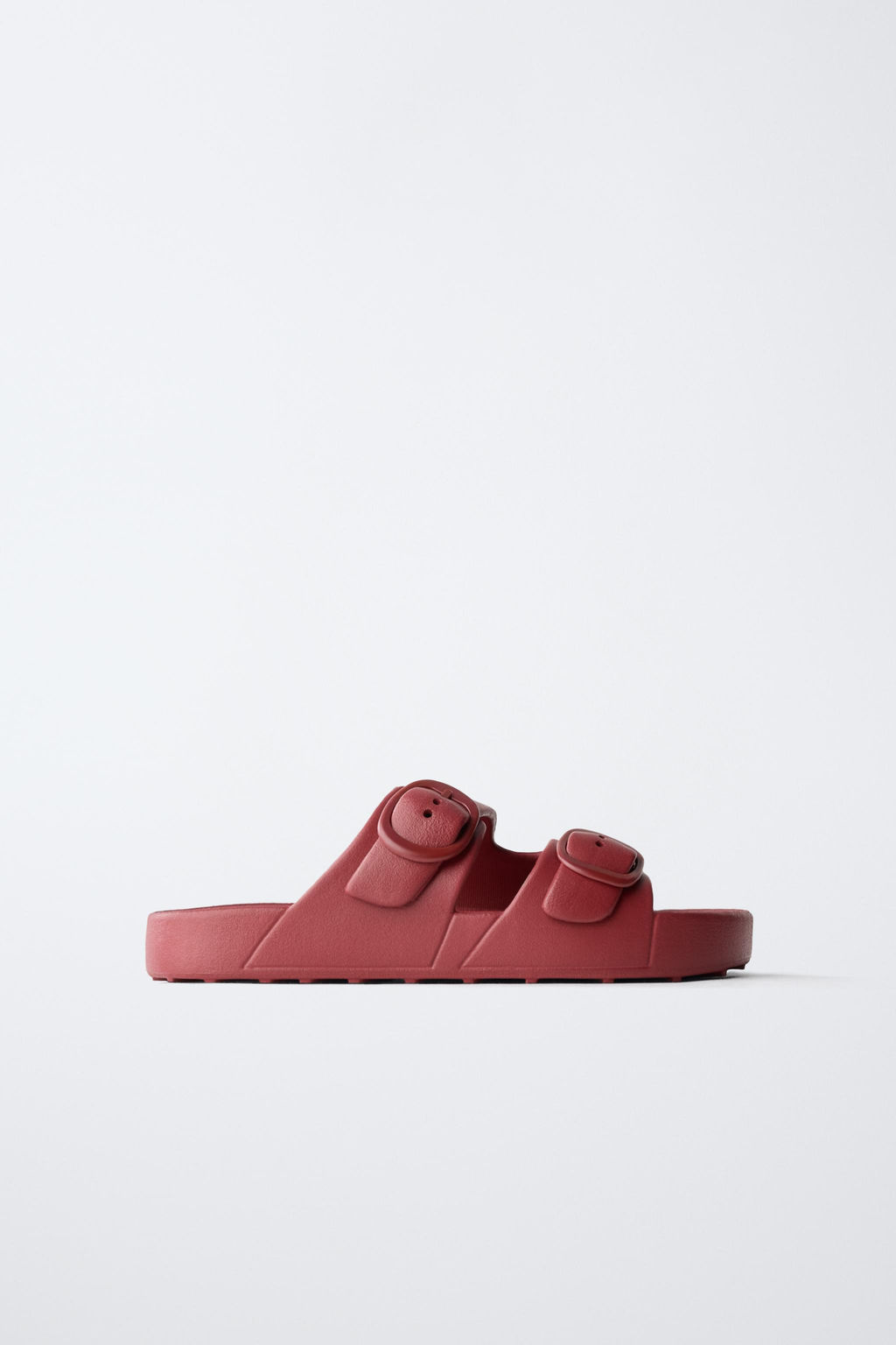 SANDALIA ENGOMADA HEBILLAS / Granate