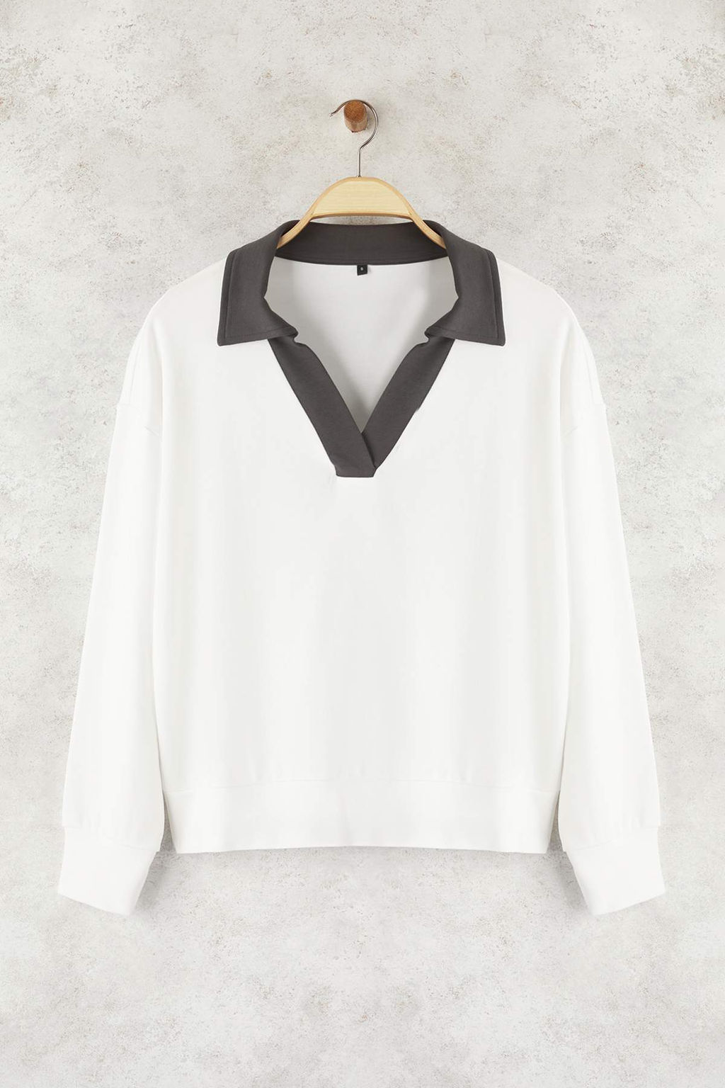 Ekru Renk Bloklu Polo Yaka Relaxed/Rahat Kal?p Orme Sweatshirt TWOAW26SW00043