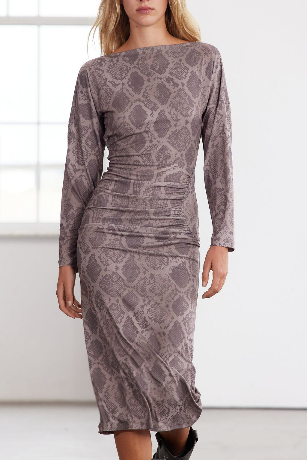 TRENDYOLMILLA Limited Edition Bask?l? Drapeli Vucuda Oturan Kay?k Yaka Esnek Maxi Orme Elbise TWOAW25EL00298  фото 2