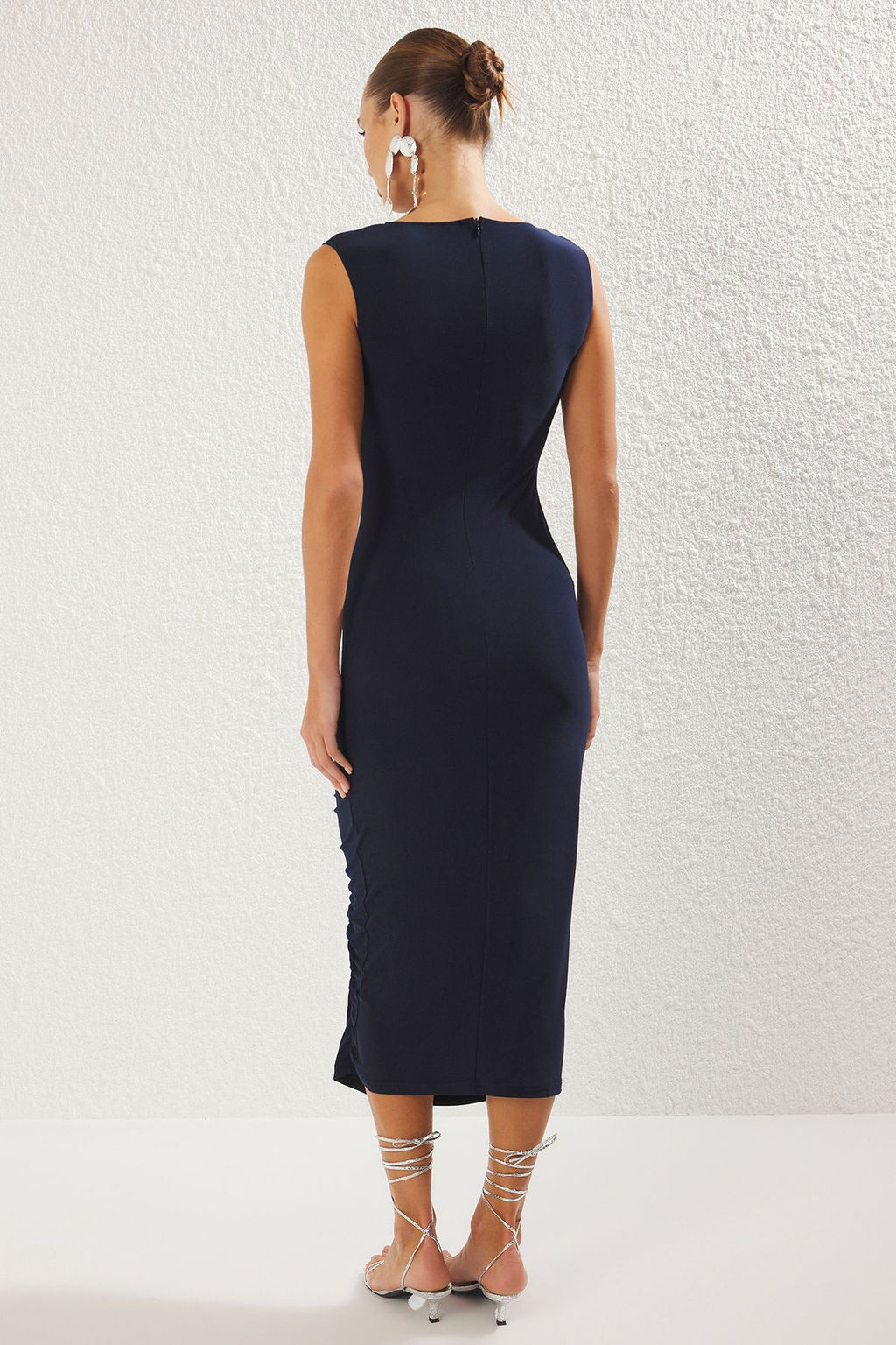 TRENDYOLMILLA Lacivert Vucuda Oturan Asimetrik Yaka Orme S?k Elbise TPRSS25EL00153  фото 5