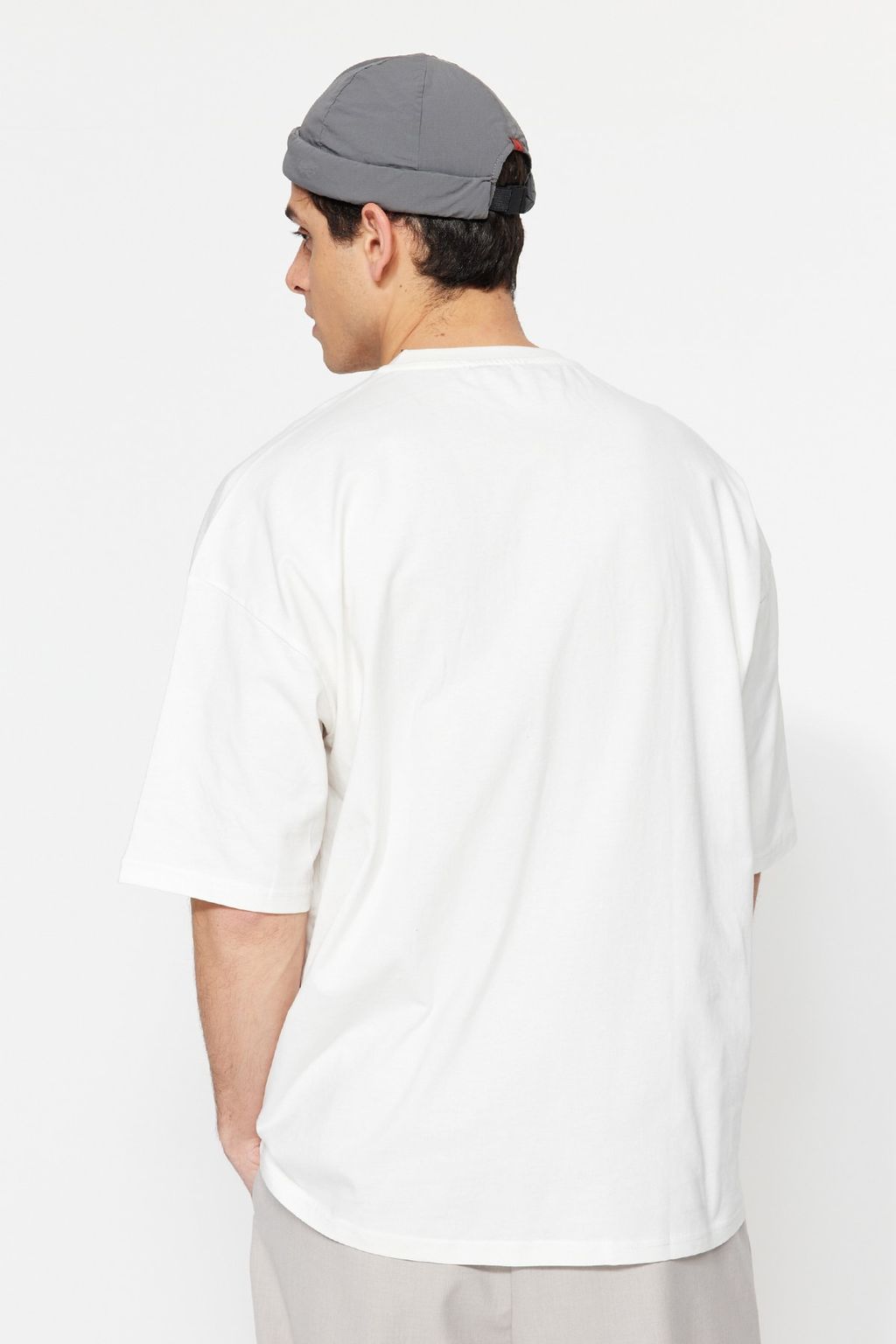 TRENDYOL MAN Oversize/Genis Kesim Renkli Minimal Nak?s Islemeli Cepli %100 Pamuk Tok T-shirt TMNSS23TS00100 - Trendyolmilla фото 2