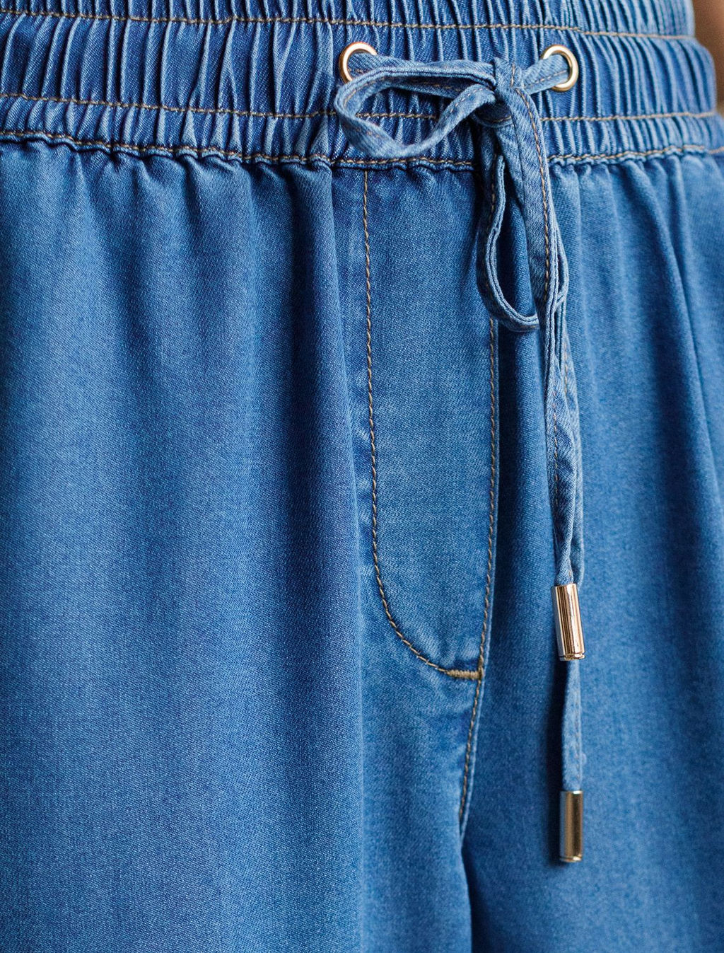 Брюки бананы с поясом на резинке из джинсового лиоцелла - Vilatte фото 2