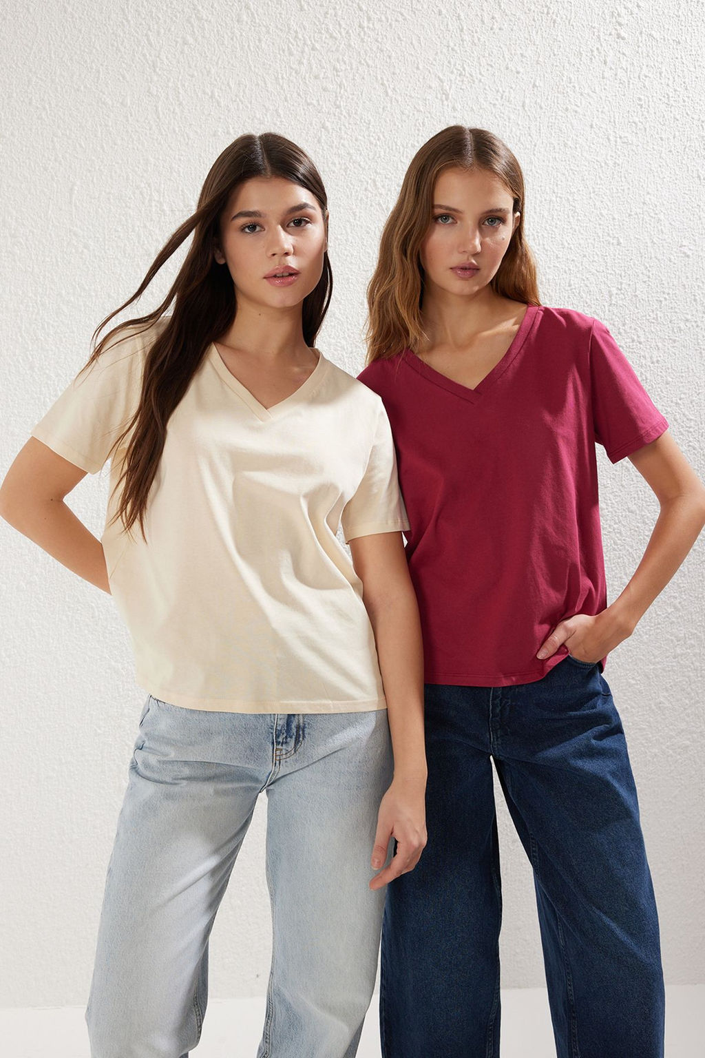 TRENDYOLMILLA Siyah-Beyaz %100 Pamuk 2li Paket Basic V Yaka Orme T-Shirt TWOSS23TS00002