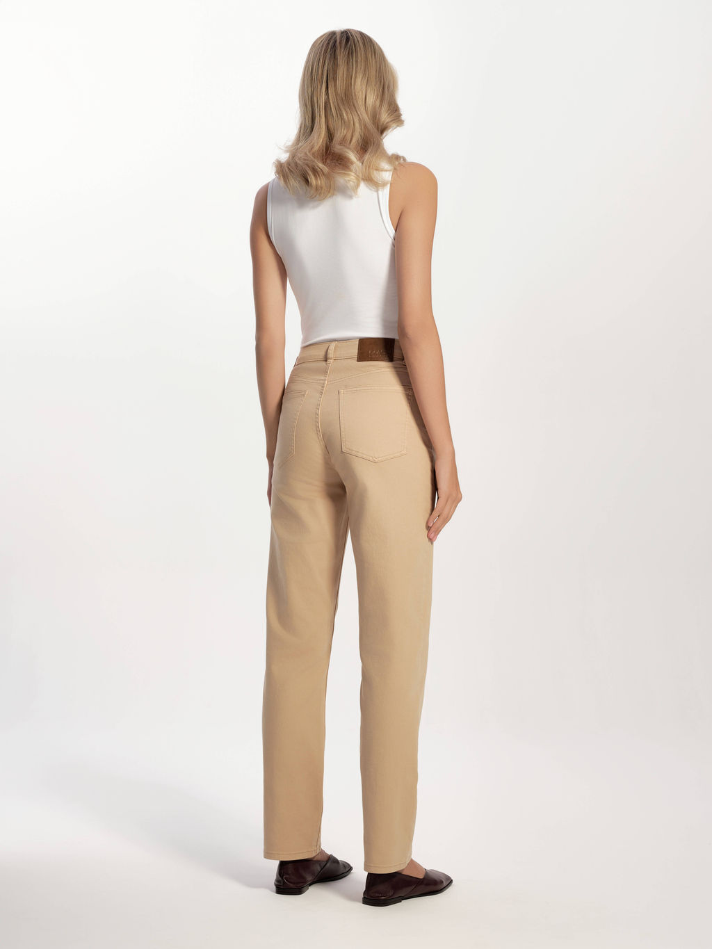 CONTE CON-767 Джинсы straight песочного цвета c геометрическими карманами camel - Conte elegant фото 3