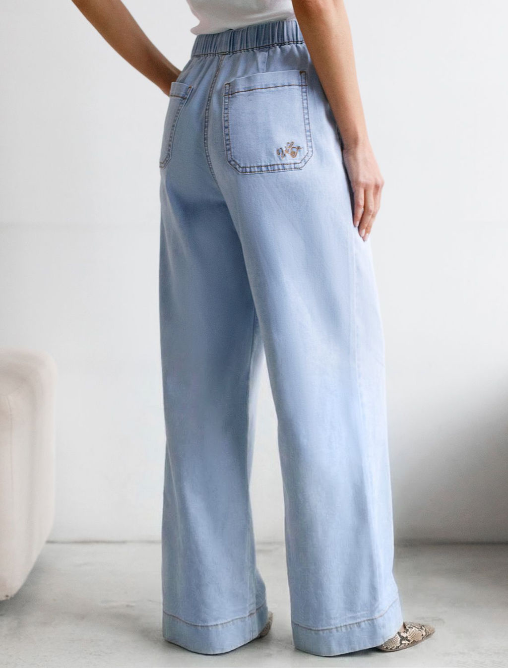 Широкие джинсы с поясом на резинке и с защипами из облегченного денима