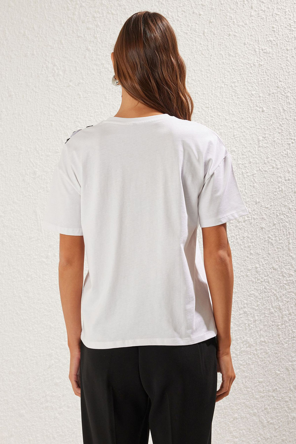 Beyaz Kal?n Pamuklu Oversize/Genis Kal?p Aksesuar Detayl? Orme T-Shirt TWOSS25TS00030
