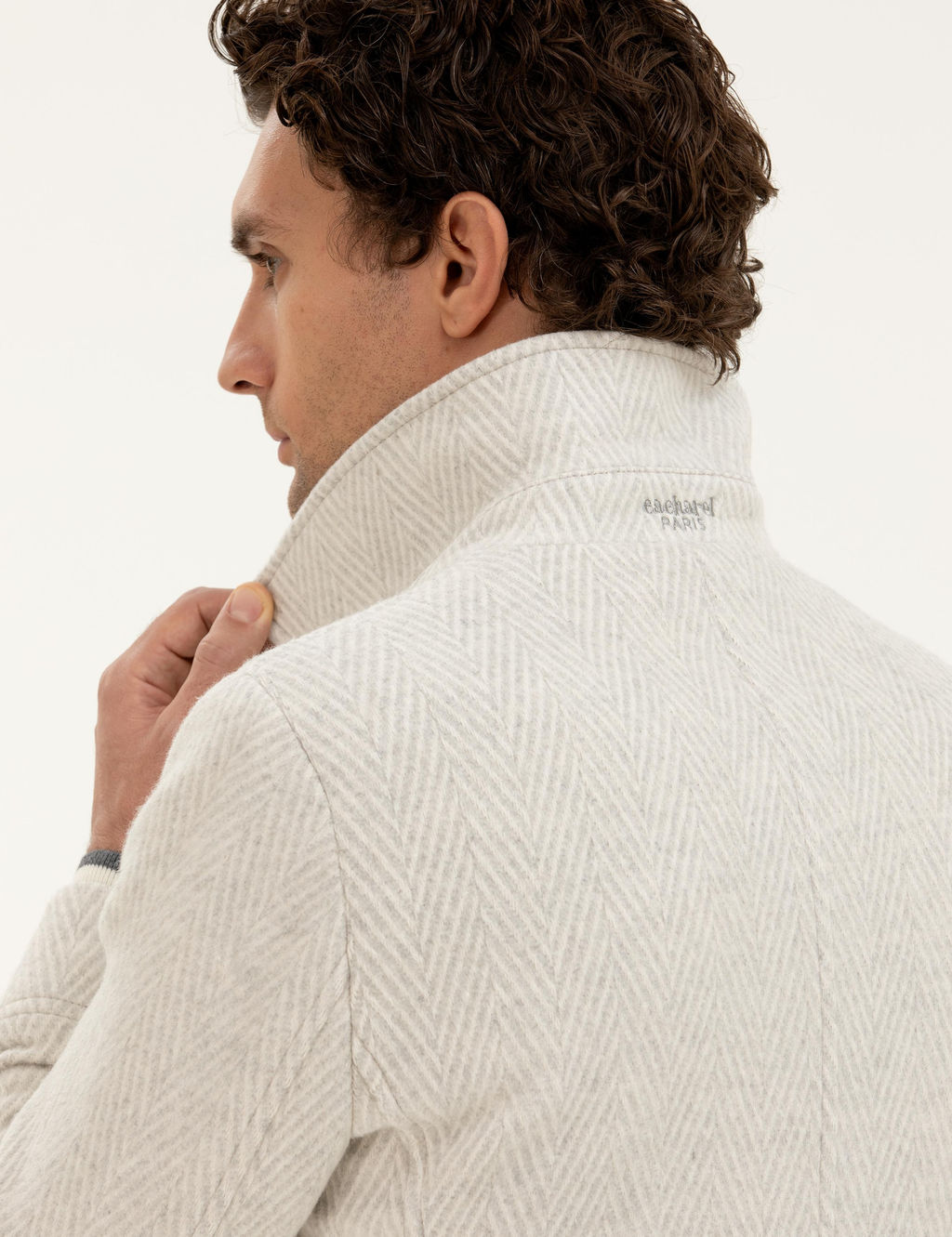 Белое приталенное пальто из смесовой шерсти с рыбьей спиной и кешью