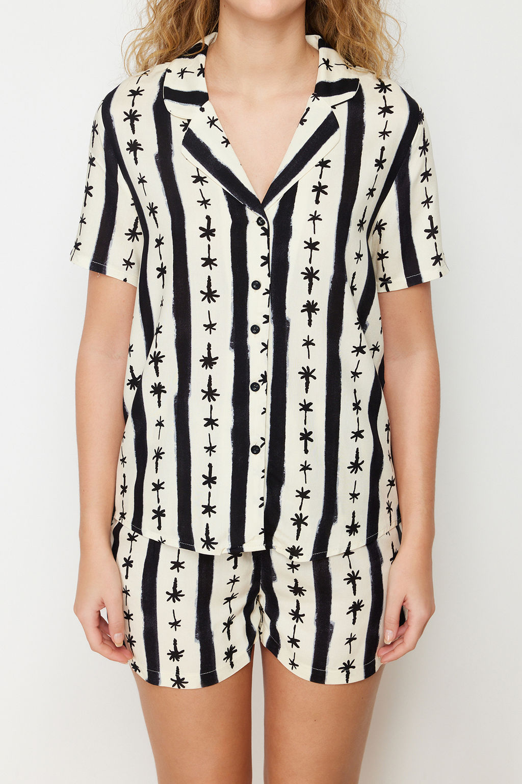 Trendyolmilla Siyah-Cok Renkli Desenli Viskon Sortlu Dokuma Pijama Tak?m? THMSS24PT00084 фото 4