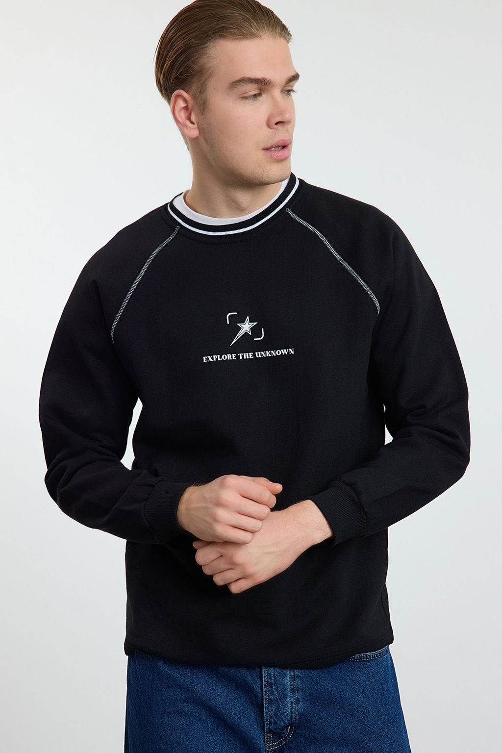 TRENDYOL MAN Bej Regular/Normal Kesim Dikis ve Yaka Triko Bant Detayl? Bask?l? Sweatshirt TMNAW25SW00166