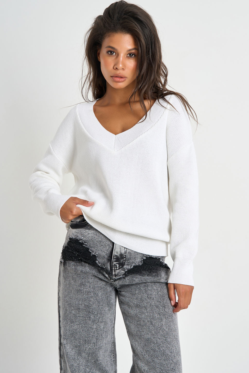 Джемпер вязаный с v-образным вырезом из хлопка белый