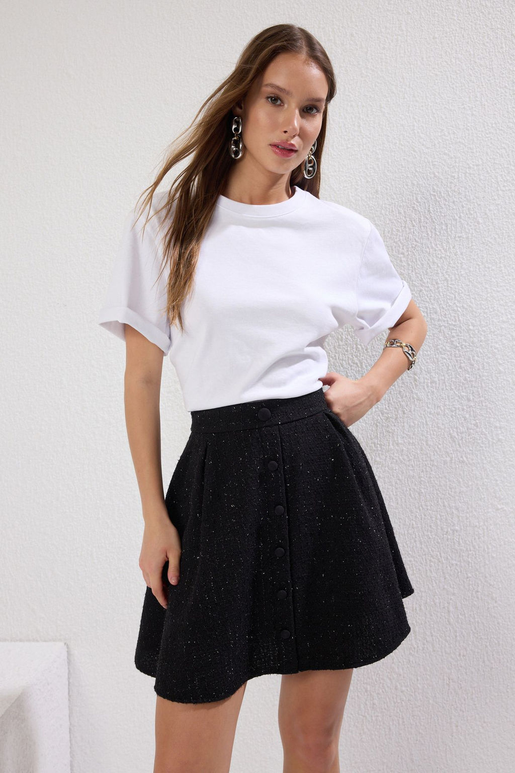 TRENDYOLMILLA Siyah Cep Detayl? Onden Dugmeli Klos Tuvit Kumasl? Mini Boy Dokuma Etek TWOAW25ET00027 фото 3