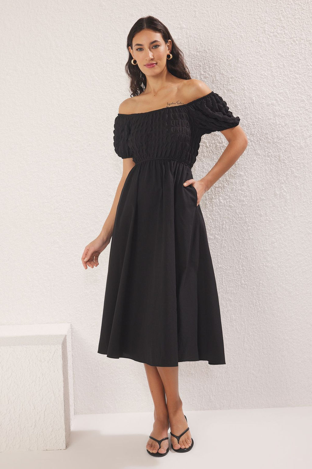 TRENDYOLMILLA Siyah Duz Midi Dokuma Elbise TWOSS25EL00770