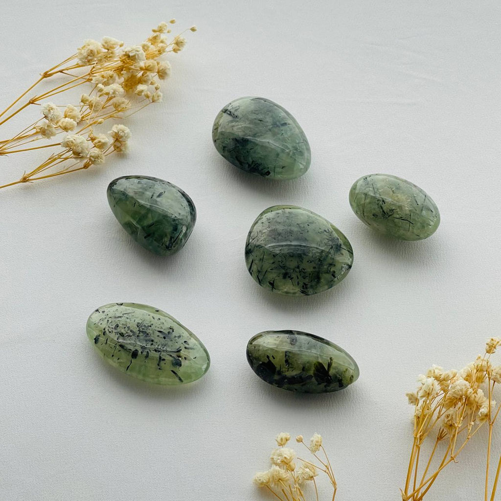 Галтовка из Пренита с включением Эпидота - Радуга самоцветов фото 2