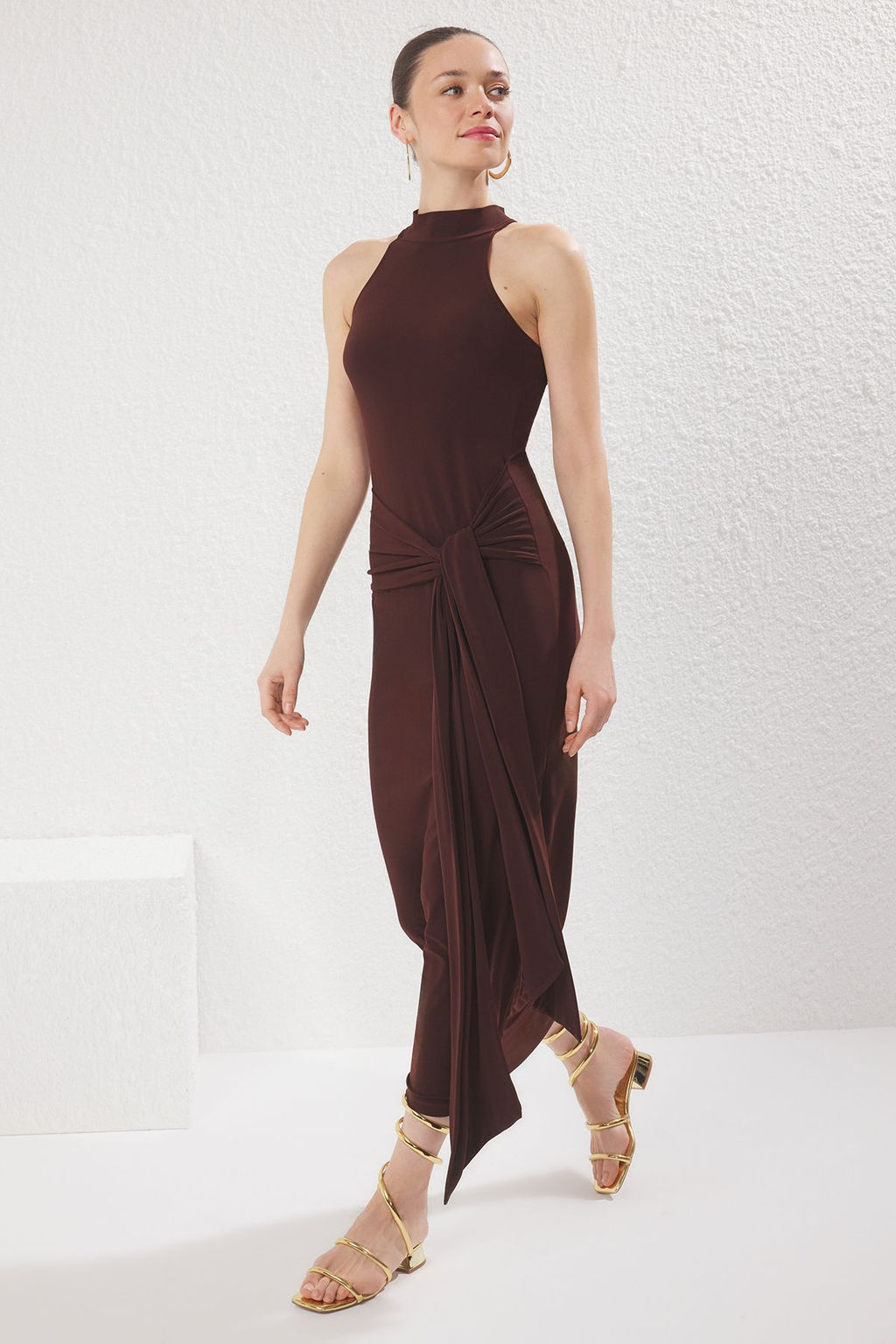 TRENDYOLMILLA Kahverengi Kusak Detayl? Halter Yaka Bodycone/Vucuda Oturan Esnek Maxi Orme Elbise TWOSS25EL00689 фото 2