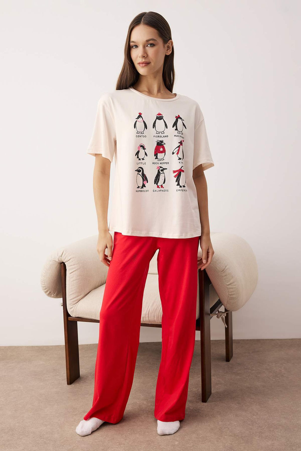 Ekru-K?rm?z? Penguen Bask?l? Yumusak Tuse Pamuklu Likral? Orme Pijama Tak?m? THMAW26PT00156