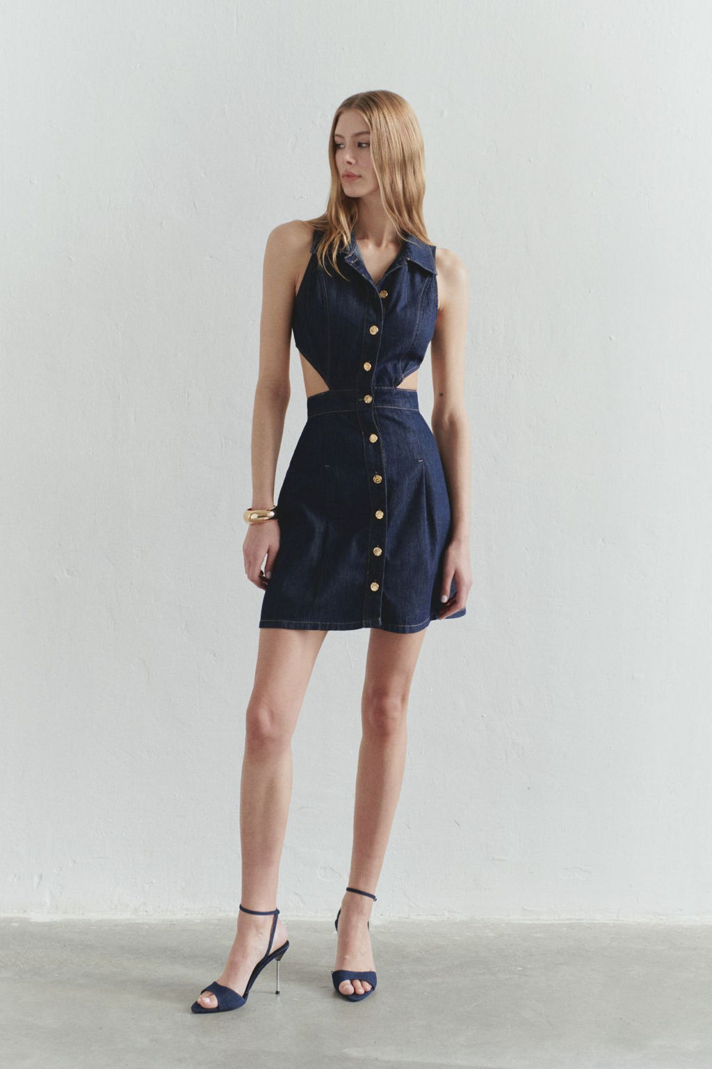 TRENDYOLMILLA Limited Edition Koyu Mavi Cut-Out Pencere Detayl? Gomlek Yaka Mini Denim Elbise TWOSS25EL00505