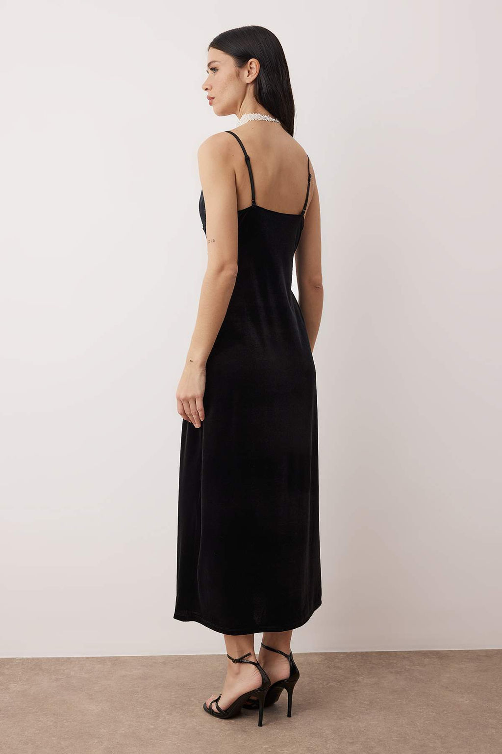 Siyah Kadife Saten ve Dantel Detayl? Y?lbas? Elbisesi TPRAW26EL00065 - Trendyolmilla фото 5