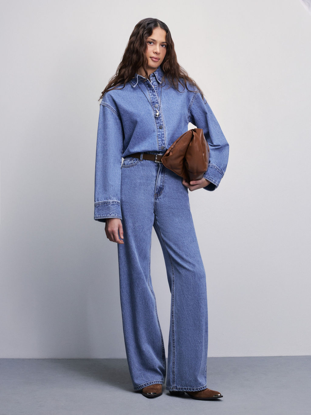 Джинсовая рубашка на пуговицах / Zarina  фото 2