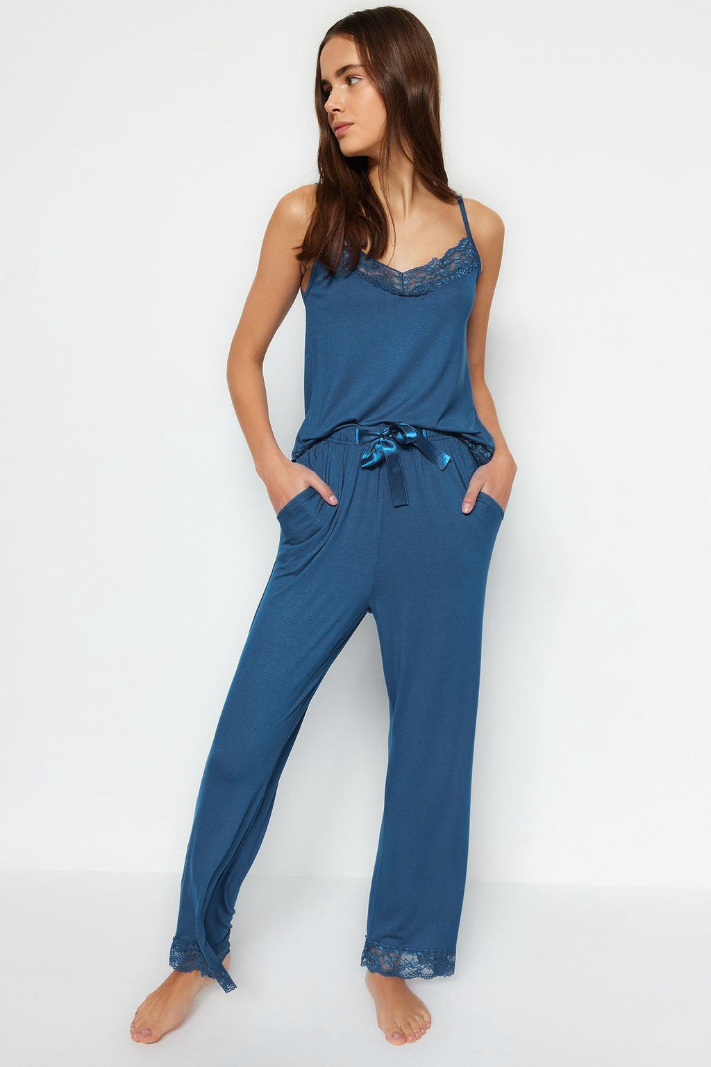 Trendyolmilla Siyah Dantelli ve Kurdele/Fiyonk Detayl? Ip Ask?l? Viskon Orme Pijama Tak?m? THMSS20PT0134
