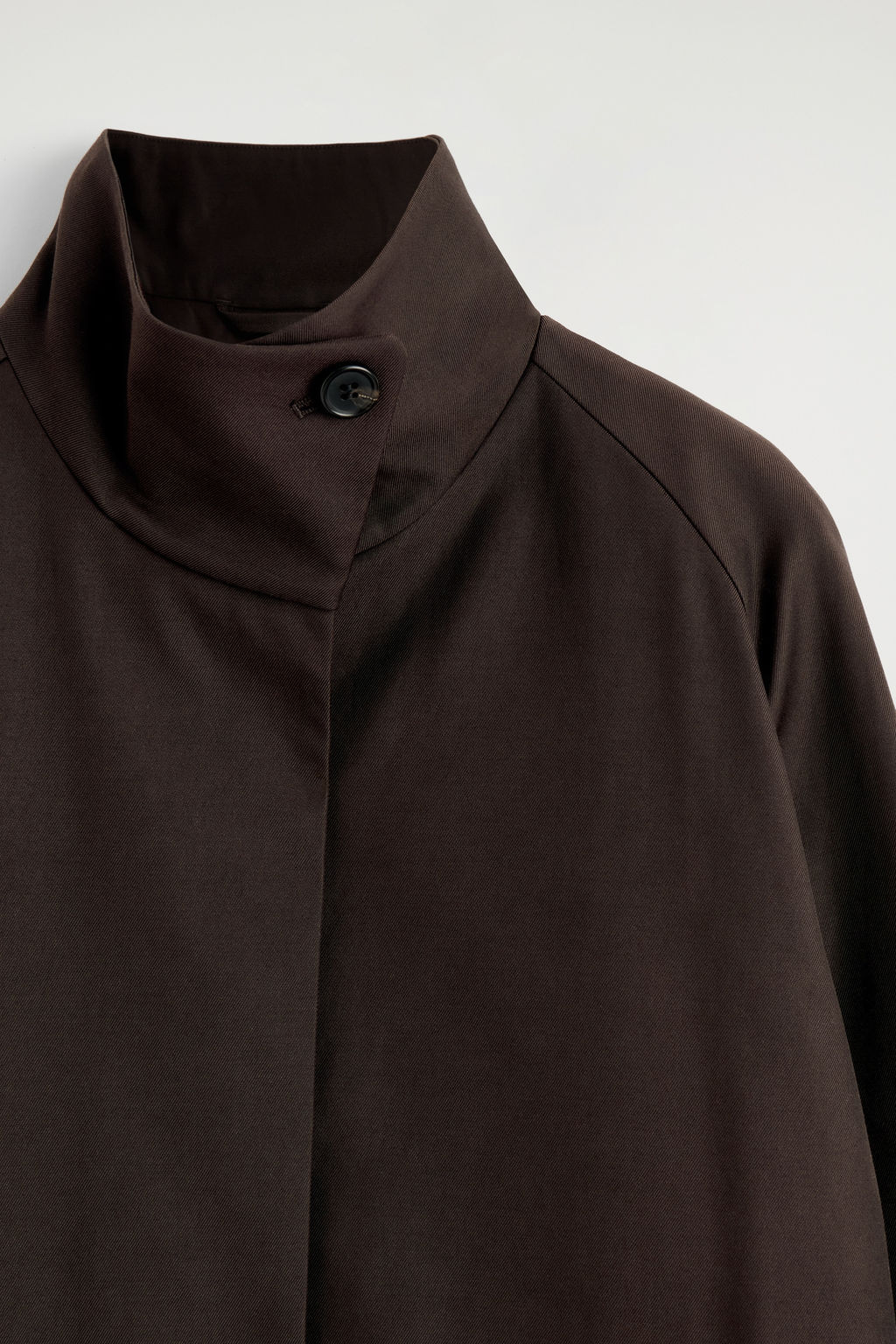 ABRIGO OVERSIZE CON CUELLO ALTO